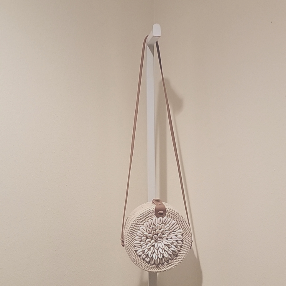 HANDWOVEN RATTAN/RAFFIA & COWRIE SHELL CIRCLE CROSSBODY/SHOULDER BAG - Picture 3 of 10